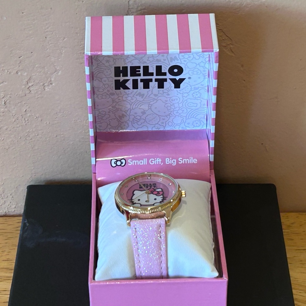 Hello Kitty Women’s Watch With Glittery Light Pink Adjustable Leather Strap NWTS - Picture 4 of 10